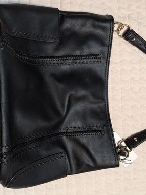 Sleek Black Leather Shoulder Bag with Braided Accents